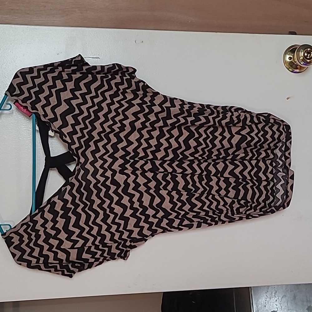 Love kisses s/s knit shirt black and tan pattern small